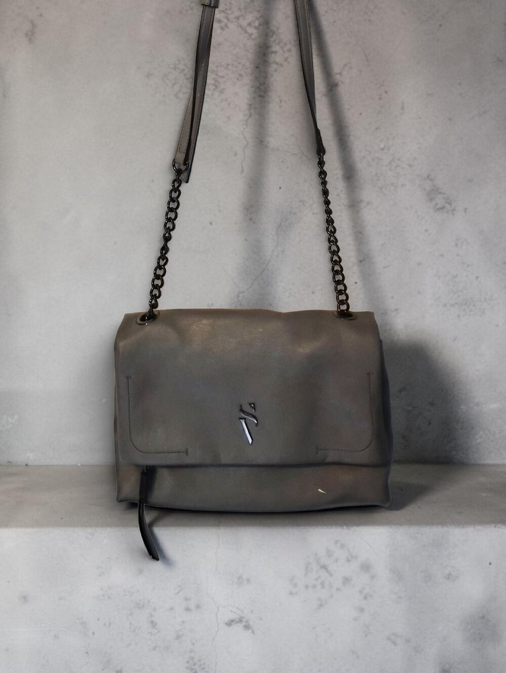 Simply Vera Vera Wang Garrison Crossbody bag in grey featuring a chain strap.